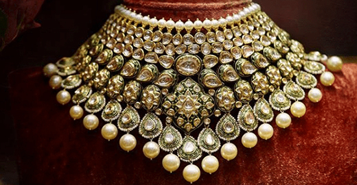 Indian bride wearing gold polki necklace set with kundan earrings